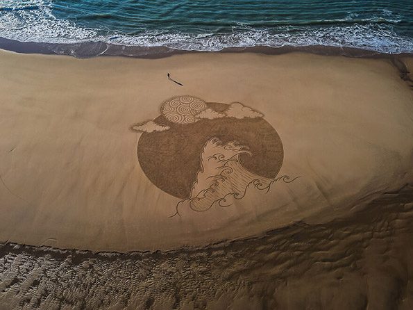 Уметност на плажа: Џиновски цртежи на западниот брег на Франција