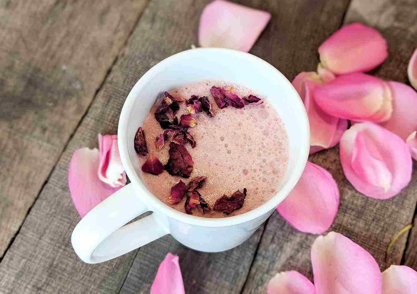 Рецепт за розево месечево млеко кое го зајакнува имунитетот и го подобрува сонот!