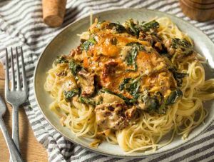 Тоскански рецепт за пилешко со тестенини: Се топи во уста!