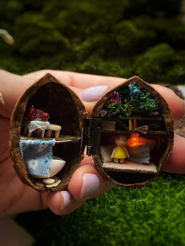 Уметница ги превора лушпите од ореви во минијатурни магични светови!