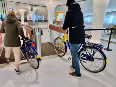 Како изгледа најголемата подводна гаража за велосипеди во Амстердам?