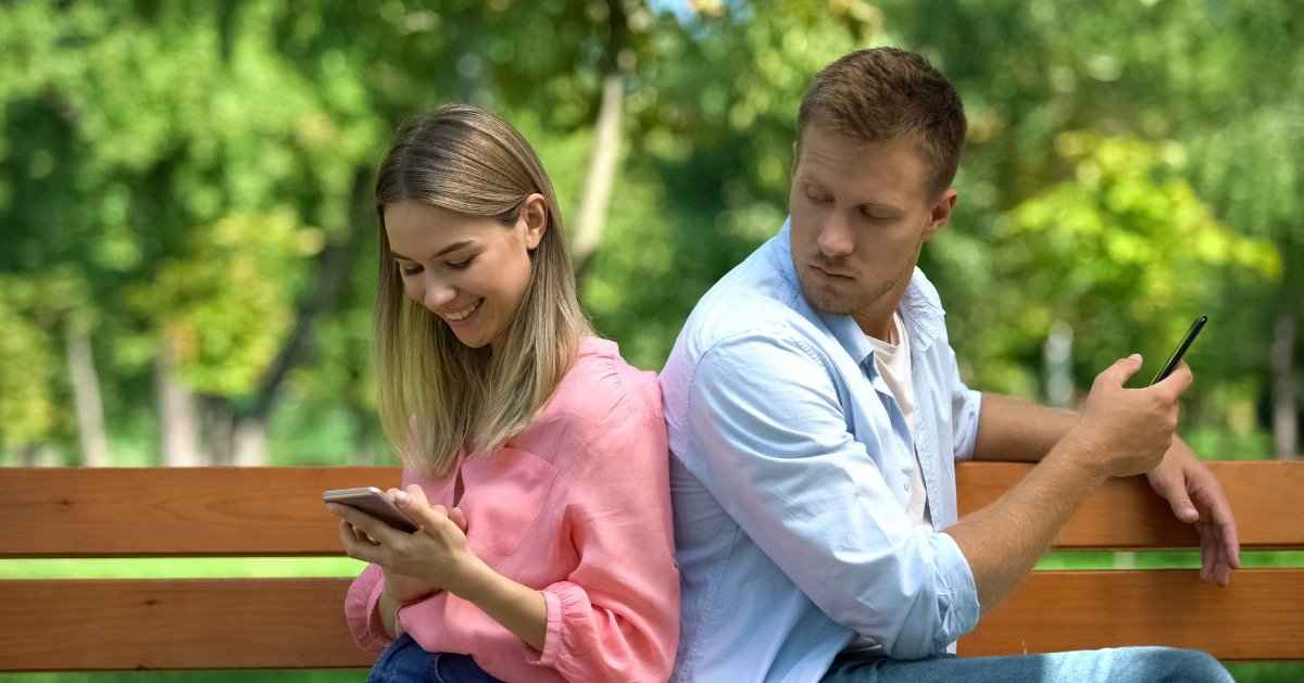 5 знаци кои укажуваат на нездрава љубомора во љубовната врска!