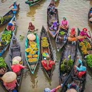 Вистински пловечки спектакл: Пазар на вода во Индонезија