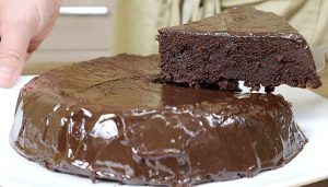 Вкусна чоколадна торта за која ви се потребни само 5 состојки!