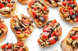 Идеални за оние кои постат на Велипеток: Брускети со печурки и домати