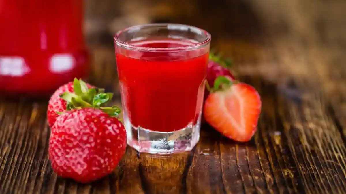 Рецепт за ликер од јагоди и бозел: Уживајте во вкусот на пролетта во текот на целата година!