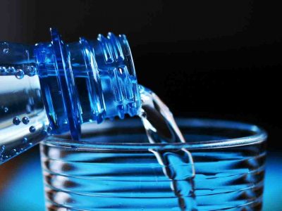 Дали и колку е безбедно да се пие газирана вода секој ден?