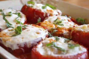 Едноставно, но вкусно: Рецепт за полнети домати со моцарела