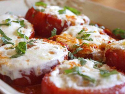 Едноставно, но вкусно: Рецепт за полнети домати со моцарела
