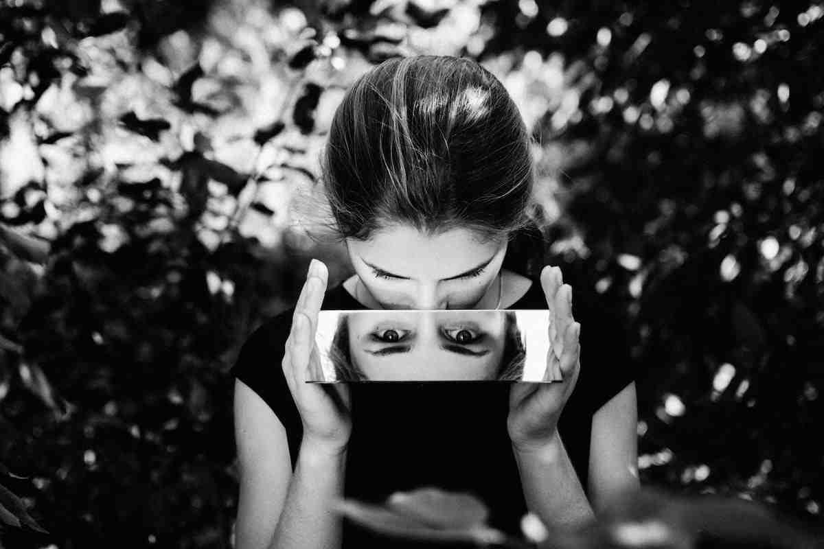 Кога почнуваме да ги критикуваме другите, се критикуваме и себеси!