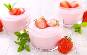 Слатко задоволство од само 3 состојки: Рецепт за мус од јагоди