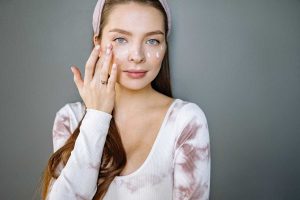 4 знаци кои ќе ви укажат на фактот дека користите погрешен крем за нега на вашето лице!