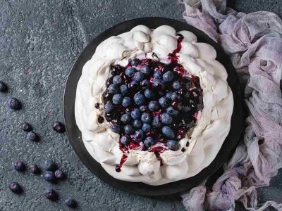 Идеална за во лето: Торта со боровинки и чоколадо