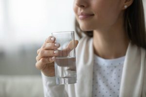 Кои се придобивките од пиењето топла вода пред спиење?