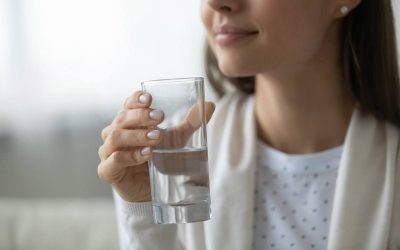 Кои се придобивките од пиењето топла вода пред спиење?
