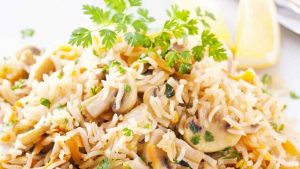 Рецепт за салата со пилешко, ориз и печурки