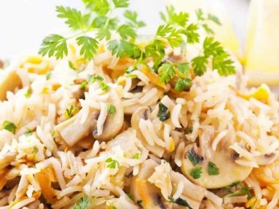 Рецепт за салата со пилешко, ориз и печурки