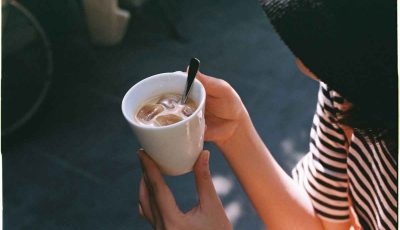 Како консумирањето кафе може да му влијае на организмот за време на летните горештини?