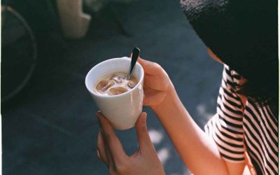 Како консумирањето кафе може да му влијае на организмот за време на летните горештини?