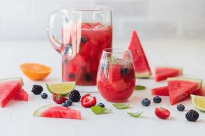 Рецепт за освежителна сангрија со лубеница и шумско овошје
