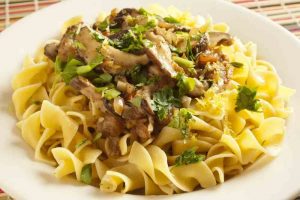 Брзи и вкусни: Рецепт за тестенини со кари и печурки