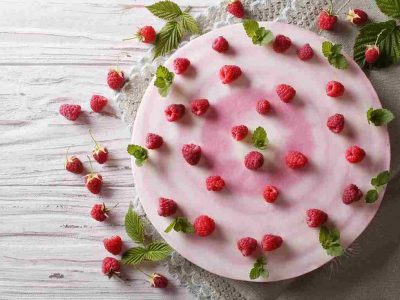 Супер летно освежување: Рецепт за сладолед торта со бобинки