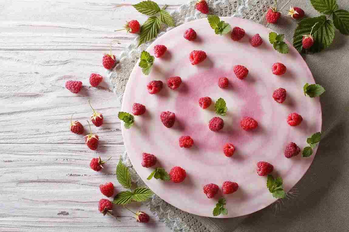 Супер летно освежување: Рецепт за сладолед торта со бобинки