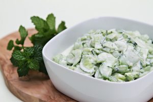 За здраво тело и топ форма: Рецепт за салата со краставици и јогурт