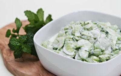За здраво тело и топ форма: Рецепт за салата со краставици и јогурт